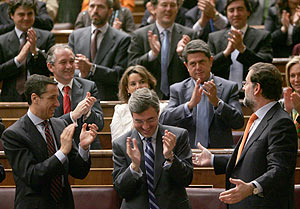 Mariano Rajoy, aplaudido por su grupo tras su intervencin. (Foto: EFE)