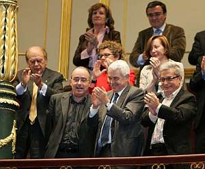 El presidente de la Generalitat, Pasqual Maragall; el ex presidente regional de Cataluña, Jordi Pujol, y los consejeros Joan Saura y Josep Bargalló aplauden tras la votación. (Foto: EFE)