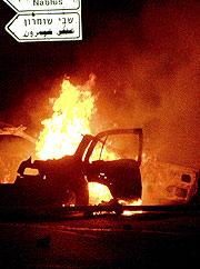 El coche incendiado tras la explosin. (Foto: AFP)