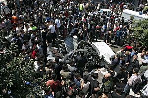 Palestino rodean el coche destrozado del lder palestino. (Foto: AFP)