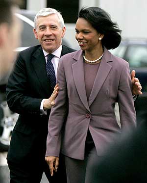 Condoleezza Rice conducida por Jack Straw en su visita al grupo de defensa BAe System en Blackburn. (Foto: AFP)