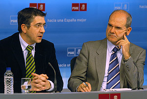Patxi Lpez y Manuel Chaves, durante la rueda de prensa posterior a la reunin. (Foto: EFE)