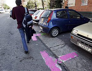 La calle Ribadavia, en Fuencarral, ha amanecdi varios días pintada de rosa. (Barajas)