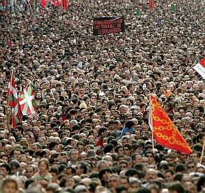Miles de personas se manifiestan por el centro de Bilbao. (Foto: EFE)