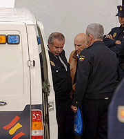 Victoriano Rodríguez es conducido a prisión. (EFE)