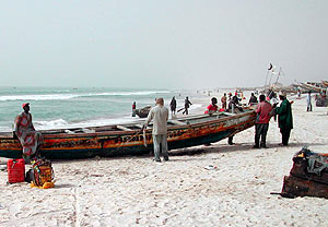Imagen de unos cayucos en las costas mauritanas. (Foto: AP)