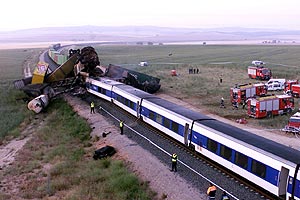 Estado en el que quedaron los trenes tras la colisión. (Foto: EFE)