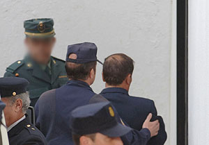 Uno de los detenidos es conducido a las dependencias judiciales. (Foto: EFE)