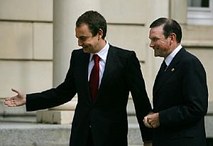 Zapatero acompaa a Ibarretxe a su llegada a Moncloa. (Foto: REUTERS)