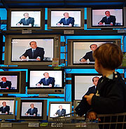 Una tienda de televisores, durante el debate. (Foto: AP)