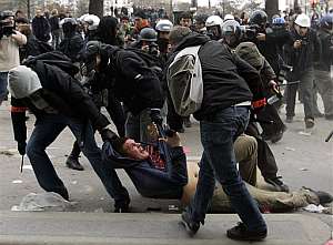 Un manifestante es arrestado por la Policía en Rennes, al oeste de Francia. (Foto: AP)