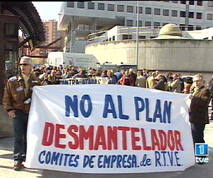 Un grupo de trabajadores, a las puertas de Torrespaa. (Foto: TVE)