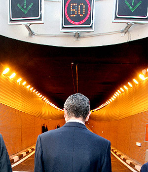 El alcalde, de espaldas, a la entrada del tnel. (Foto: Ayma)