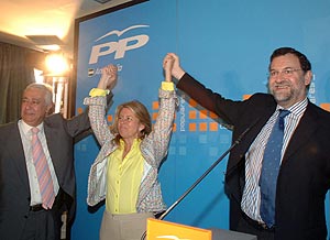 Javier Arenas, María Ángeles Muñoz y Mariano Rajoy, hoy en Marbella. (Foto: EFE)