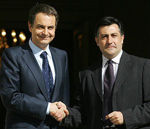 El presidente, con Joan Puigcercs en Moncloa. (Foto: EFE)