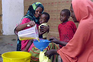 Mujeres de Somalia con sus hijos en un campo de refugiados. (Foto: AFP)