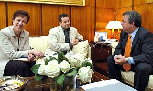 Pendón (izda.) durante la reunión con responsables de IU. (Foto: EFE)