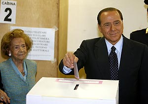 Berlusconi ha ido a votar acompaado de su madre. (Foto: AP)