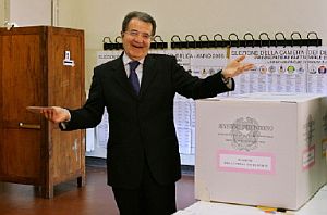 Prodi, en su colegio electoral. (Foto: AP)