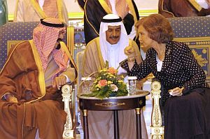 La Reina Sofa charla con el monarca saud. (Foto: EFE)