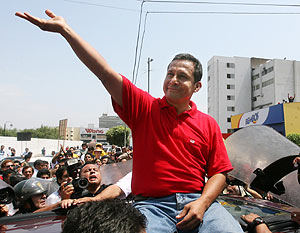 El candidato nacionalista Ollanta Humala, tras depositar su voto en Lima. (Foto: REUTERS)
