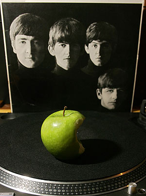Una foto de los Beatles junto a una manzana, smbolo de su discogrfica. (Foto: AFP)