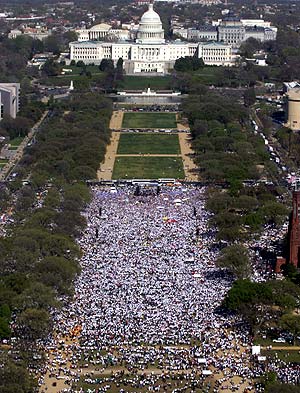 Los manifestantes se congregan en el 'Mall' de Washington. (Foto: AP)