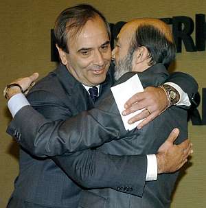 Abrazo entre el nuevo ministro de Defensa, Jos Antonio Alonso, y su sucesor en Interior, Alfredo Prez Rubalcaba. (Foto: EFE)