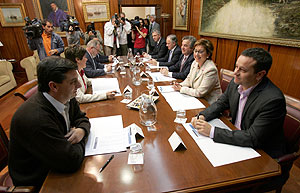 Representantes de PSOE, PP, IU y PA, reunidos para constituir la gestora. (Foto: Antonio Pastor)