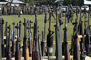Una imagen de las armas entregadas por los paramilitares colombianos. (Foto: EFE)