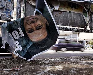 Un cartel con una imagen de Berlusconi, en Roma. (Foto: AP)