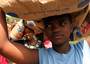 Mujeres llevan sacos de comida en Mozambique. (Foto: Reuters)