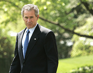 El presidente de EEUU, George W. Bush, en las inmediaciones de la Casa Blanca. (Foto: AP)