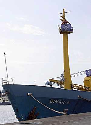 Uno de los activistas de Greenpeace que abordaron, a su llegada al Puerto de Las Palmas, el pesquero Binar 4. (Foto: EFE)