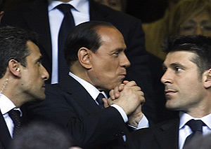 El primer ministro en funciones, Silvio Berlusconi, en el estadio de San Siro. (Foto: AP)