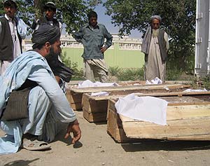 Fretros de los talibanes junto al hospital principal de Kandahar. (Foto: EFE)