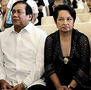La presidenta de Filipinas y su marido, antes de anunciar la conmutacin. (Foto: EFE)