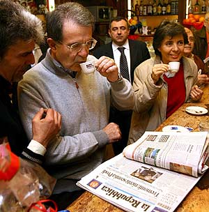 Romano Prodi toma un caf junto a su mujer, Flavia, este domingo en Bolonia. (Foto: EFE)