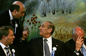 Ehud Olmert, en la reunin de su partido previa a la ceremonia. (Foto: AP)