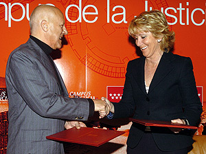 Esperanza Aguirre y Norman Foster durante la firma del acuerdo. (Foto: EFE)