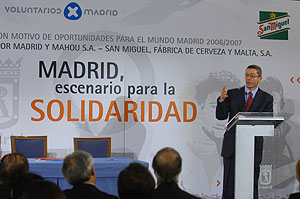 El alcalde de Madrid, Alberto Ruiz-Gallardón, durante la firma del acuerdo. (Foto: El Mundo)