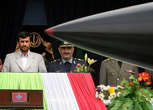 Ahmadineyad, durante el desfile militar en Tehern. (Foto: REUTERS)