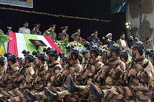 Soldados iranes desfilan ante Ahmadineyad, el martes en Tehern. (Foto: AFP)
