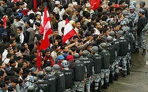 La Policía trata de contener a la muchedumbre en Katmandú. (Foto: REUTERS)