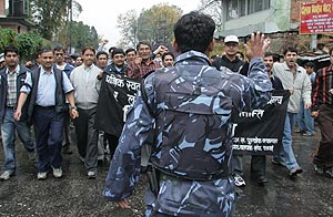 Una de las manifestaciones, este martes en Katmandú. (Foto: REUTERS)