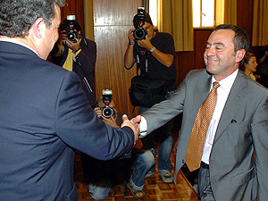 Martín Reyes (d) recibe de Salvador Pendón la acreditación como vocal de la gestora. (Foto: EFE)
