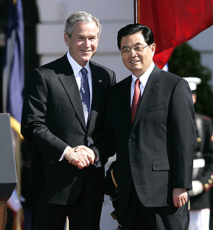 George W. Bush saluda a Hu Jintao. (Foto: AP)