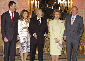 Los Reyes y los Principes de Asturias posan con Sergio Pitol, premio Cervantes. (Foto: EFE)
