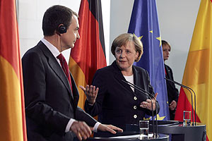 Zapatero y Merkel durante la rueda de prensa conjunta. (Foto: AP)