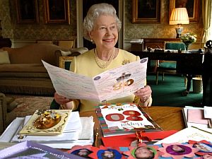 Isabel II lee algunas de las 20.000 tarjetas de felicitacin que ha recibido. (Foto: AP)